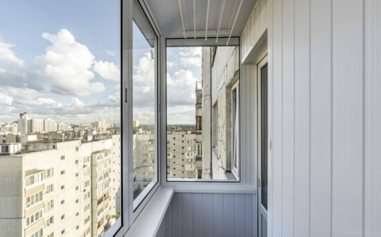 Остекление балкона: особенности услуги