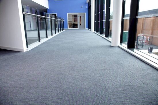 Ковролин в офисе и на производстве: как правильно подобрать покрытие под нагрузку до 500 человек в день?